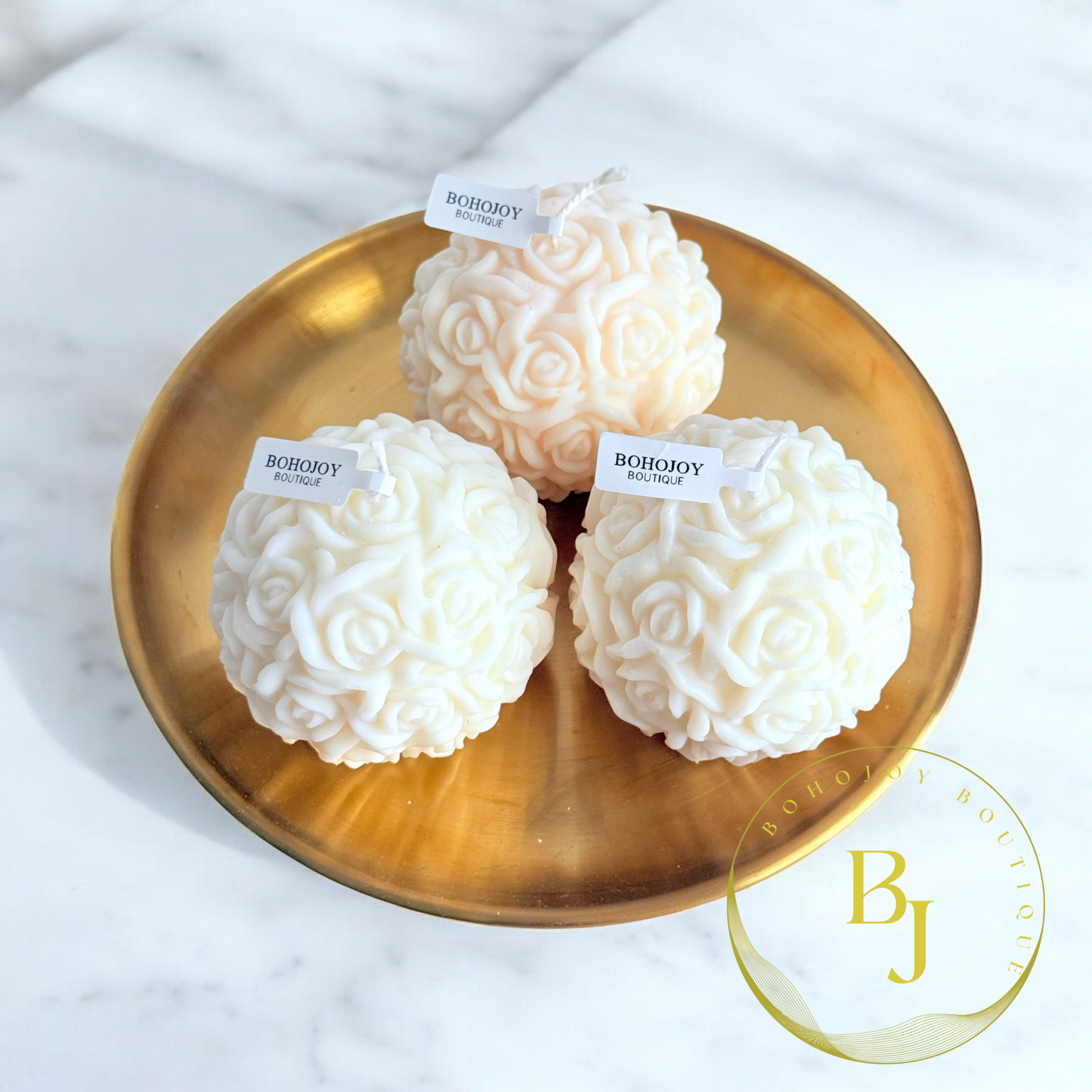 Bougie ROSA artisanale en forme de rose, fabriquée main, cire de soja, décorative sur plateau en métal.