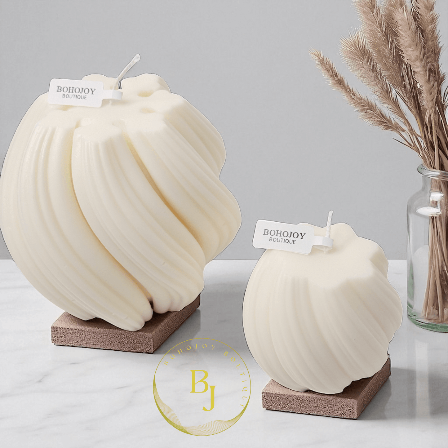 Bougie SOELYS, bougies artisanales en cire de soja sculpturales et contemporaines sur supports élégants.