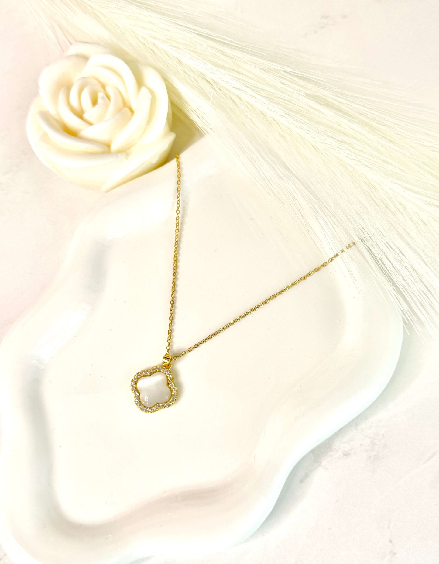 BAILA - Collier Trèfle Blanc en Acier Inoxydable