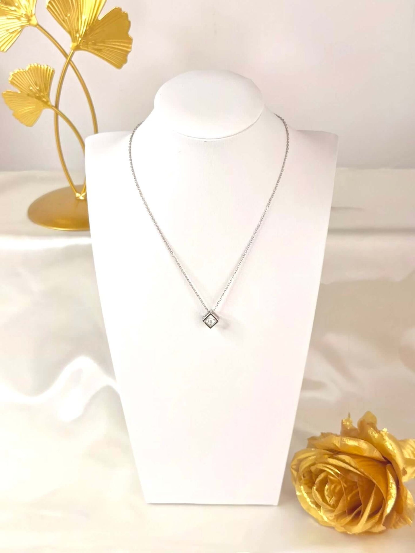 Collier IRIS en Acier Inoxydable - Élégance et Style
