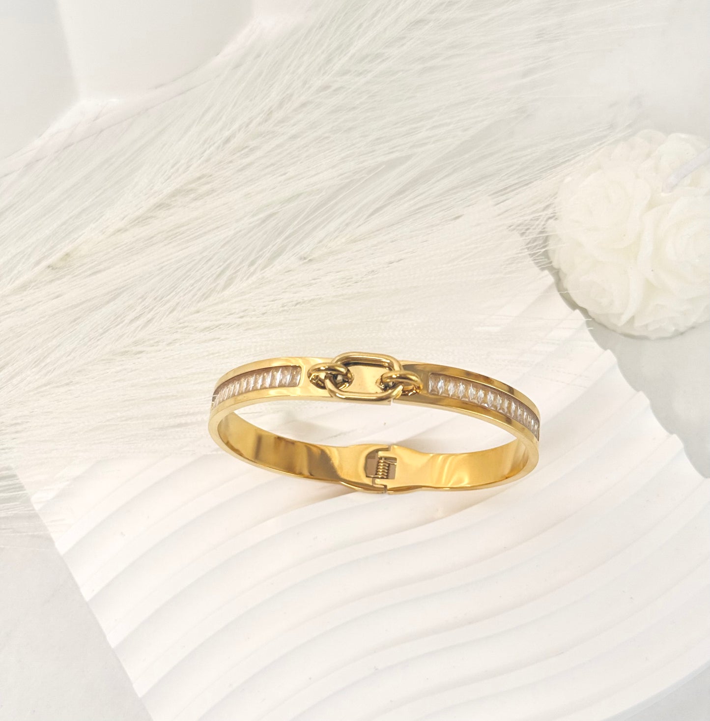 ELYORA bracelet jonc strass en acier inoxydable doré avec zircons scintillants.