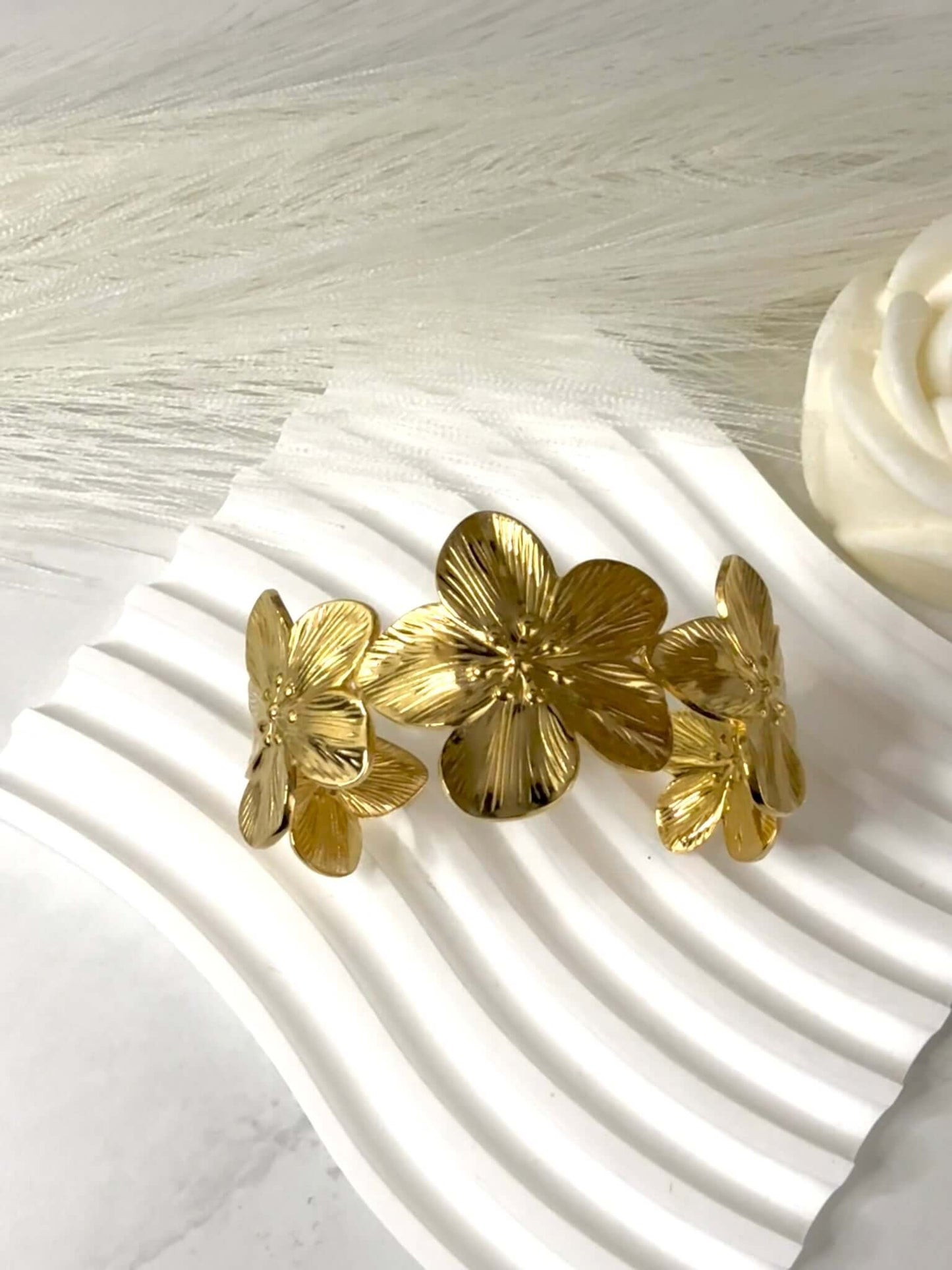 LOUNA - Manchette Rétro Fleur Dorée en Acier Inoxydable