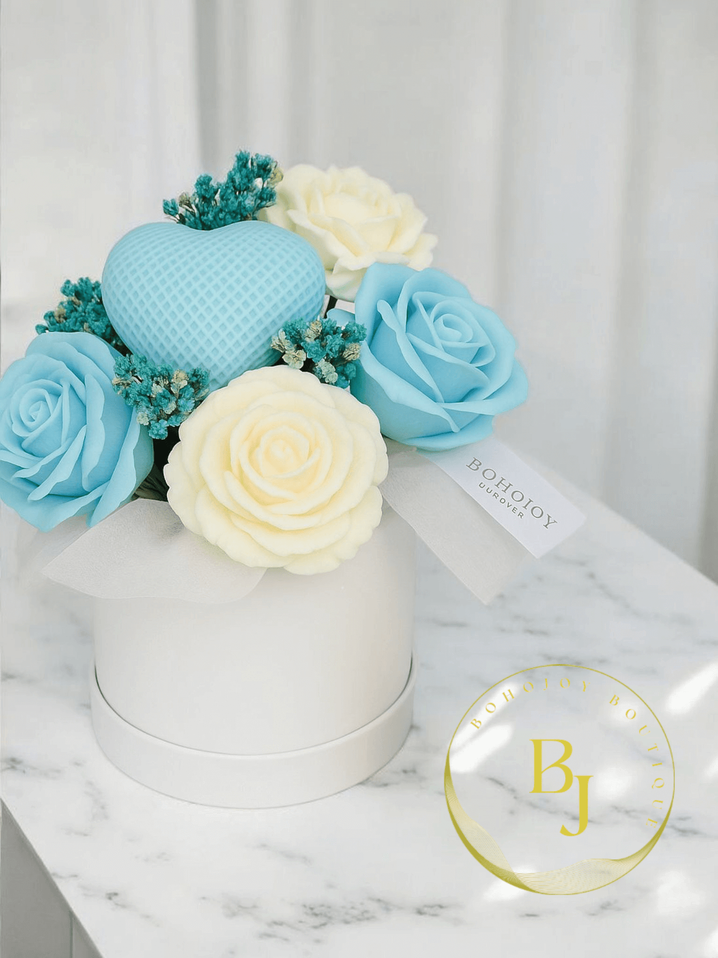 Bouquet OCÉAN Taille S, bouquet artisanal avec des fleurs bleues et blanches et un cœur, fait main avec de la cire de soja naturelle.