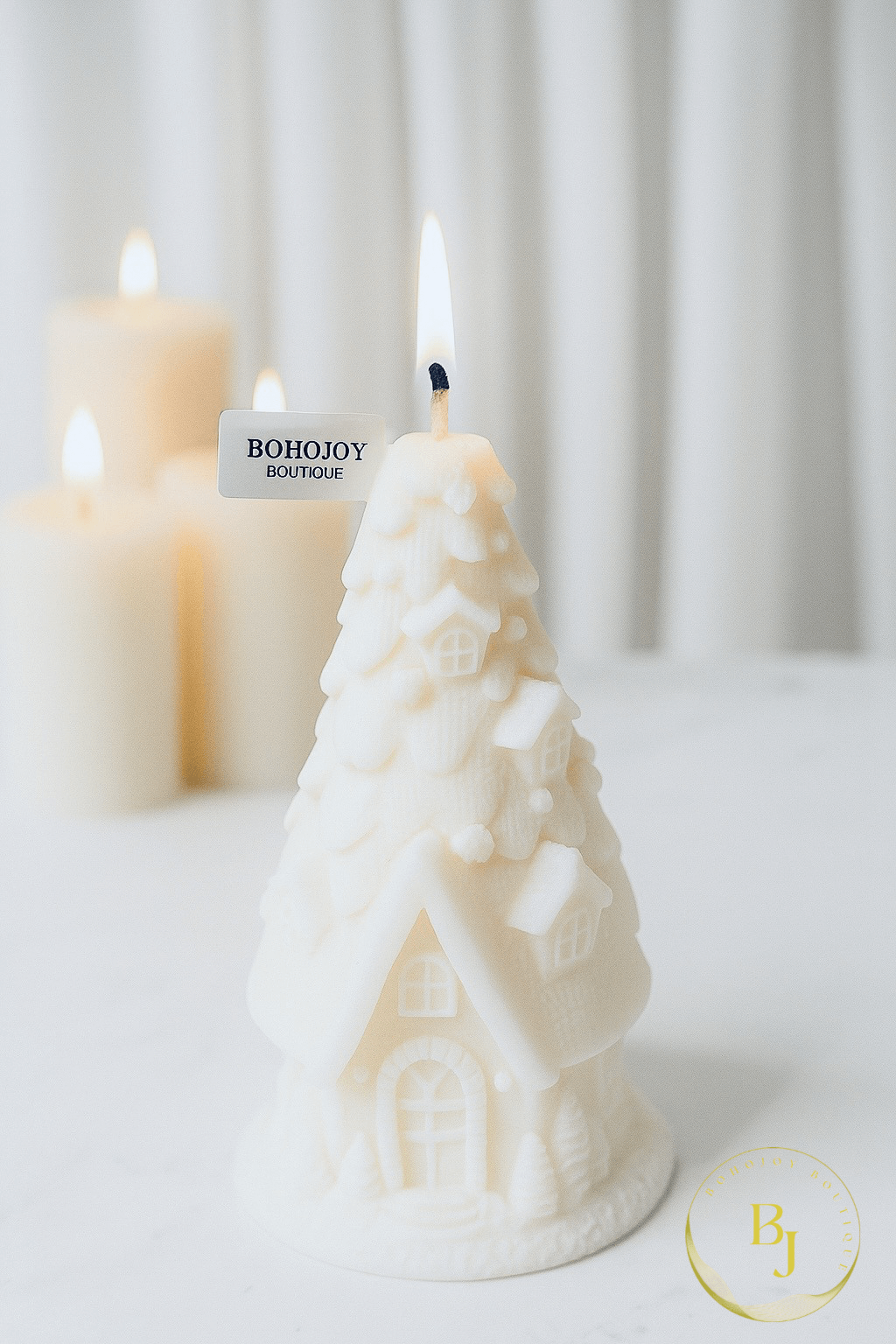 Bougie MAISON BLANCHE d’Hiver en forme de maisonnette enneigée, ambiance féérie de Noël