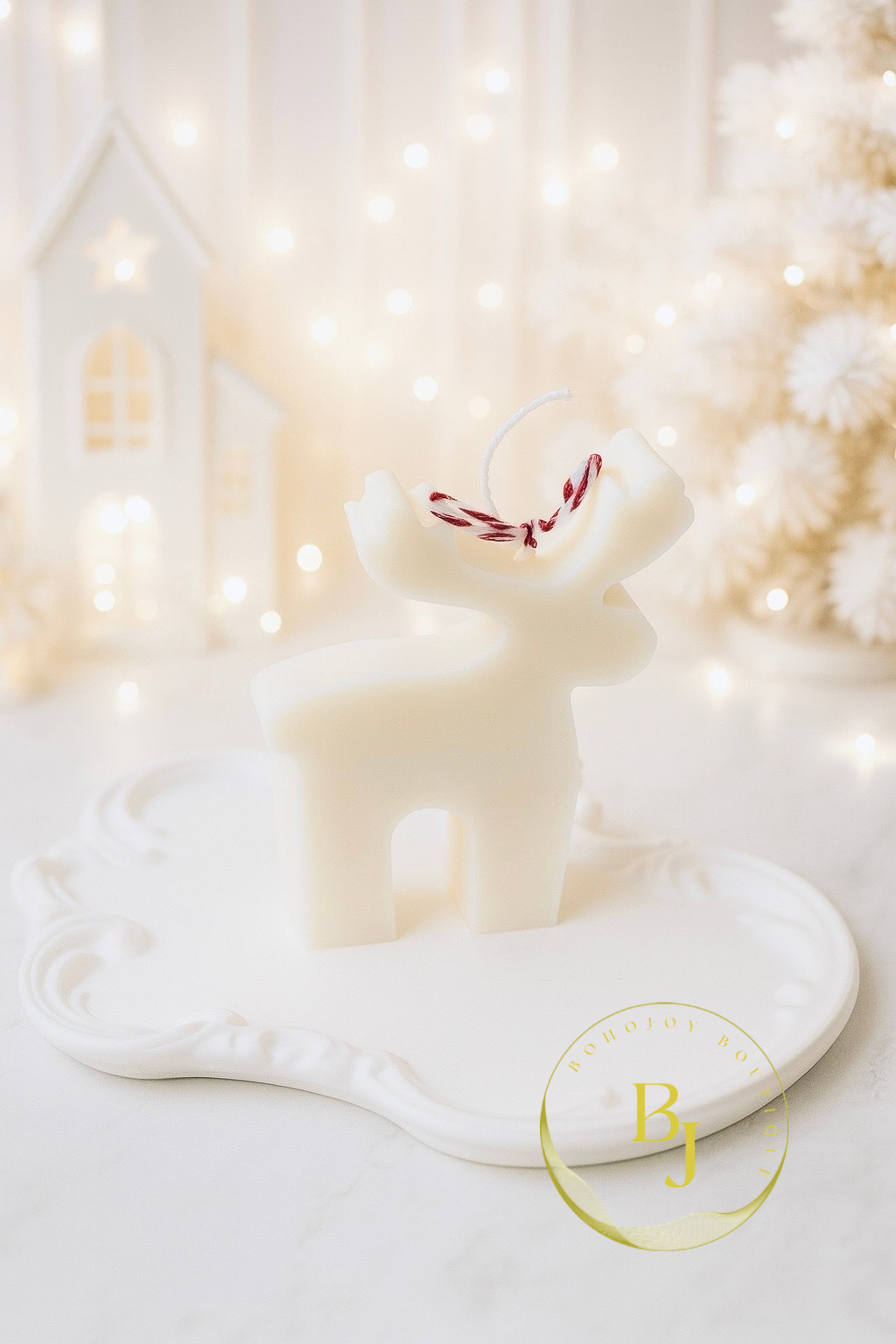Bougie RENNE D’HIVER en forme de renne, création artisanale française sur un plateau élégant.