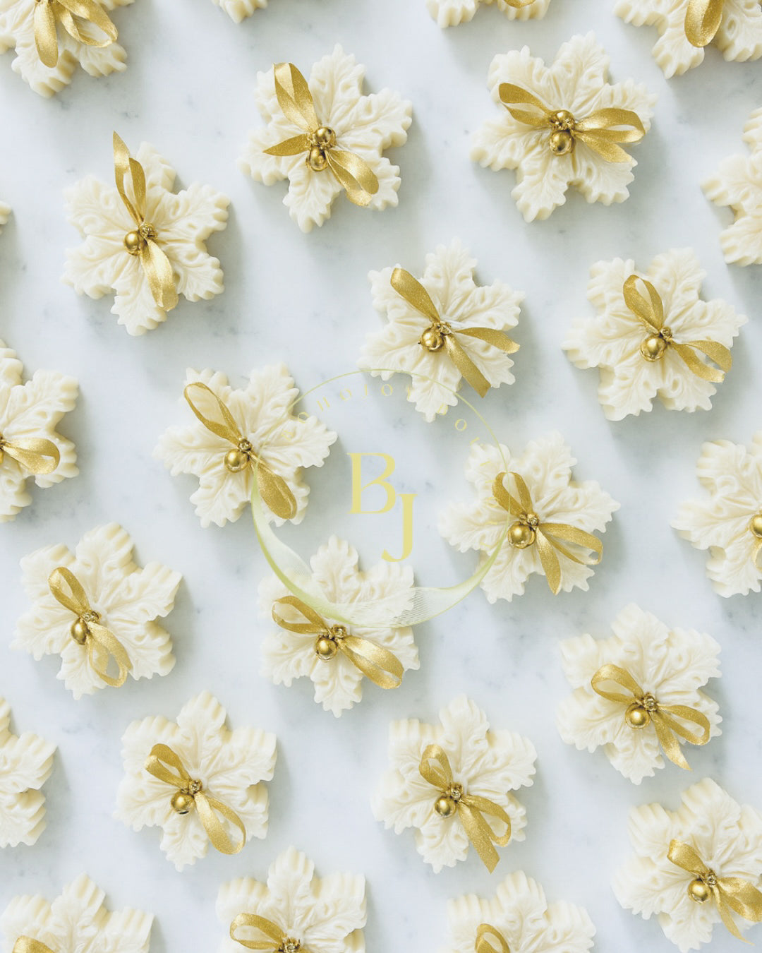 Bougie Flocon de Neige – Bougies artisanales en forme de flocon avec nœuds dorés, fabrication française.