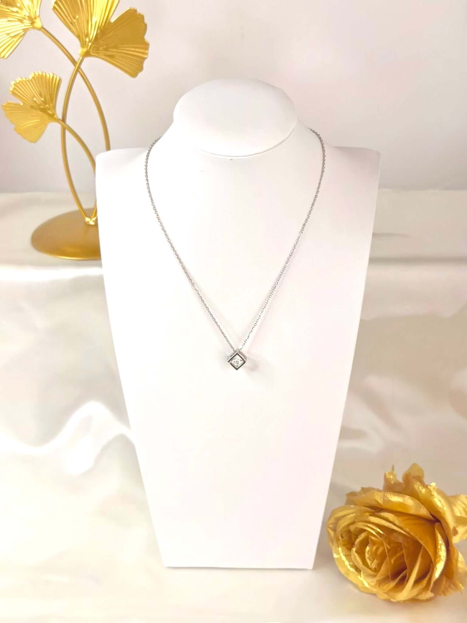 Collier IRIS en Acier Inoxydable - Élégance et Style