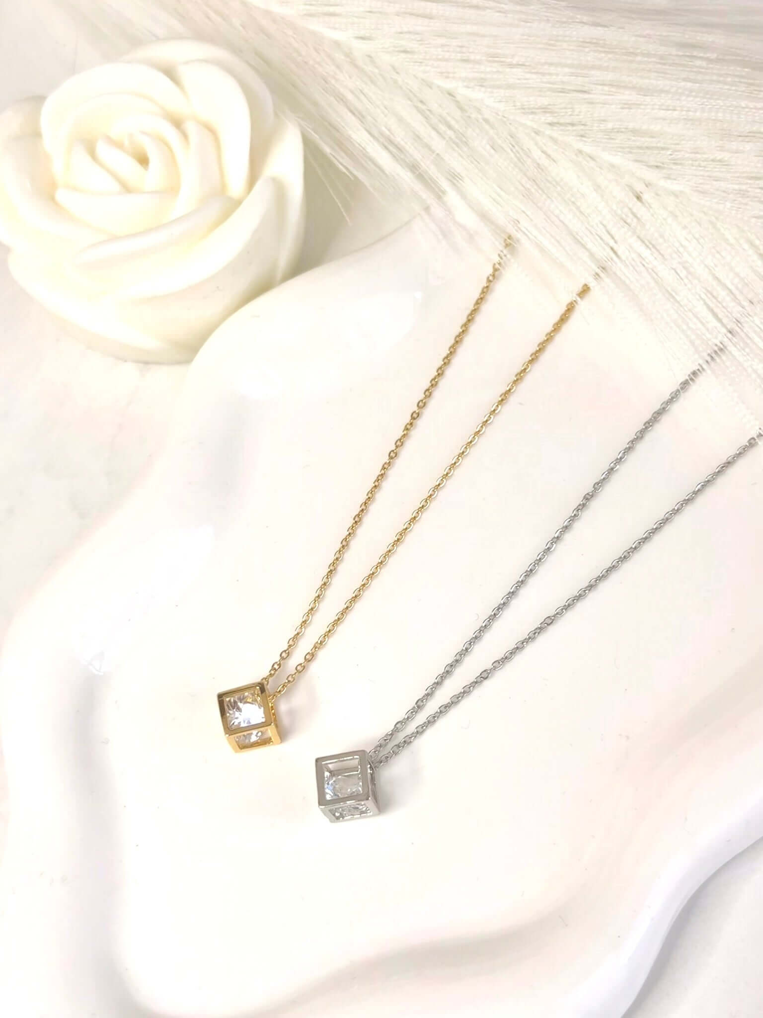 Collier IRIS en Acier Inoxydable - Élégance et Style