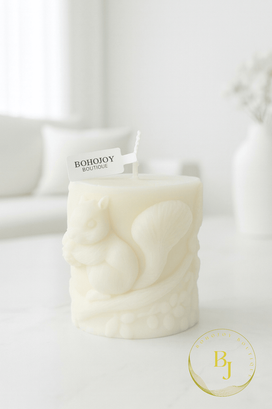 Bougie AUTUMNIA en cire de soja avec motif écureuil, décorative et artisanale, ambiance chaleureuse pour intérieur.