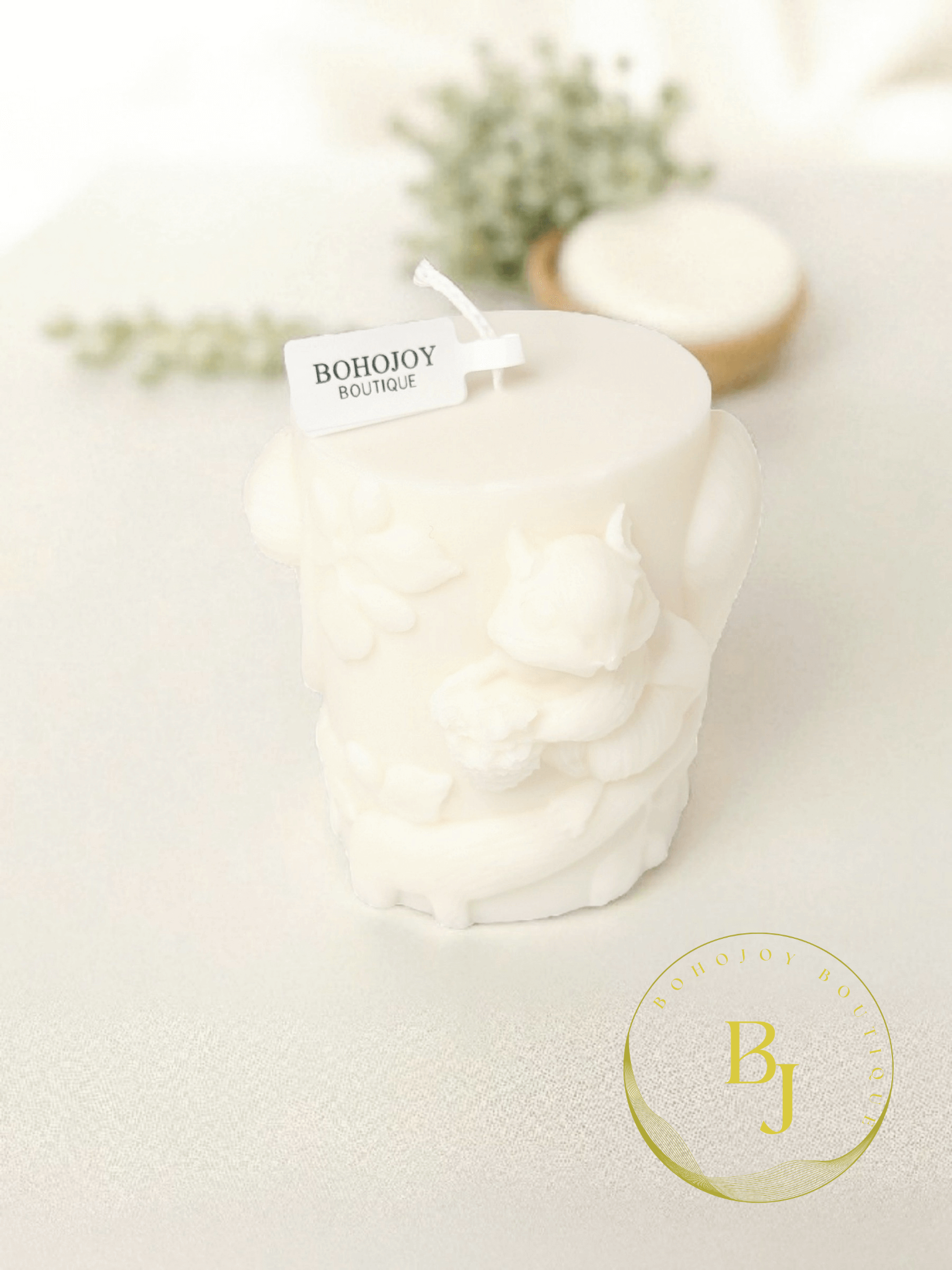 Bougie AUTUMNIA décorative artisanale en cire de soja avec motifs d'écureuil et fleurs, ambiance chaleureuse.