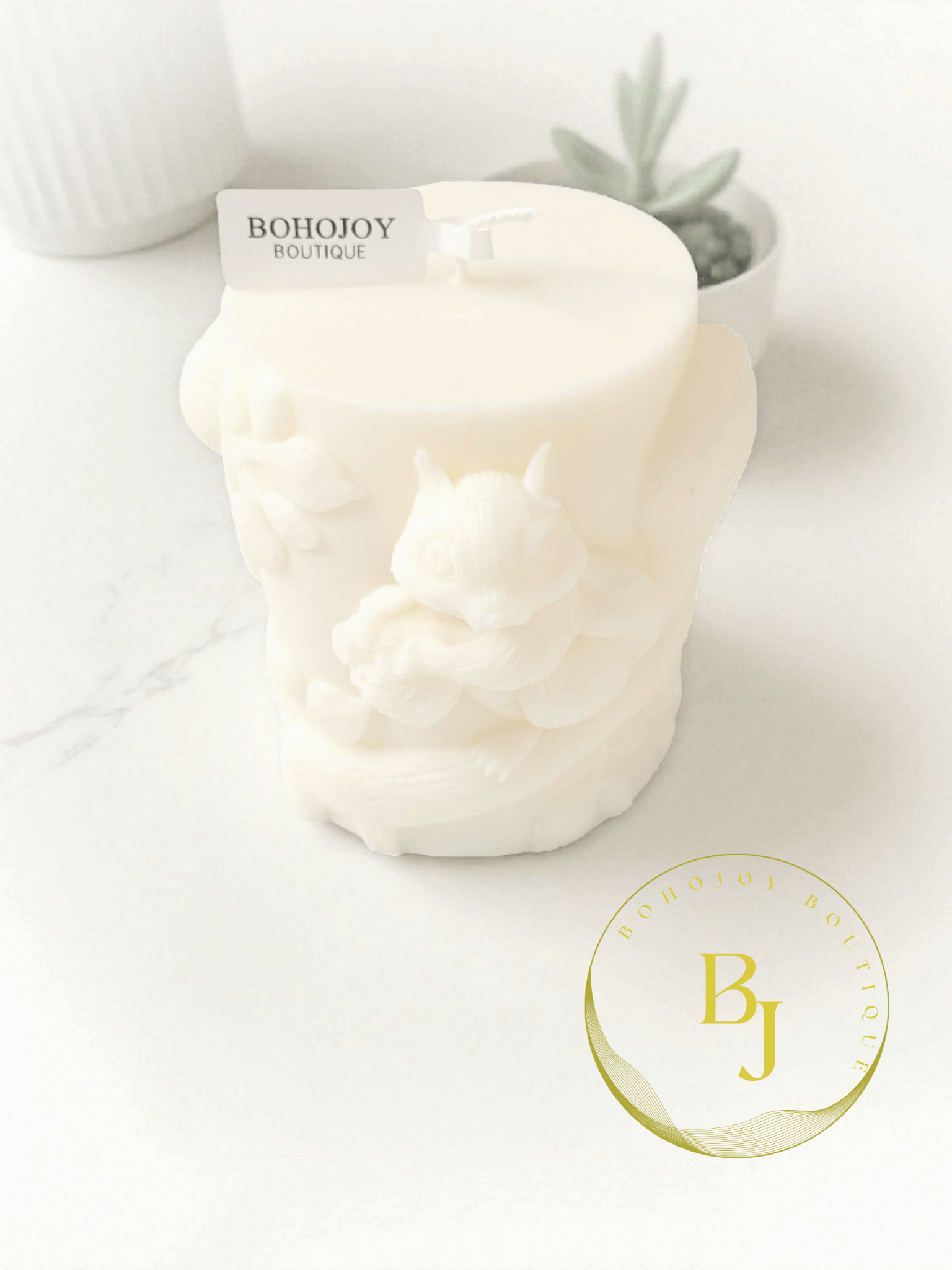 Bougie AUTUMNIA en cire de soja, décorative avec motif d'écureuil et fleurs, fabrication française artisanale.