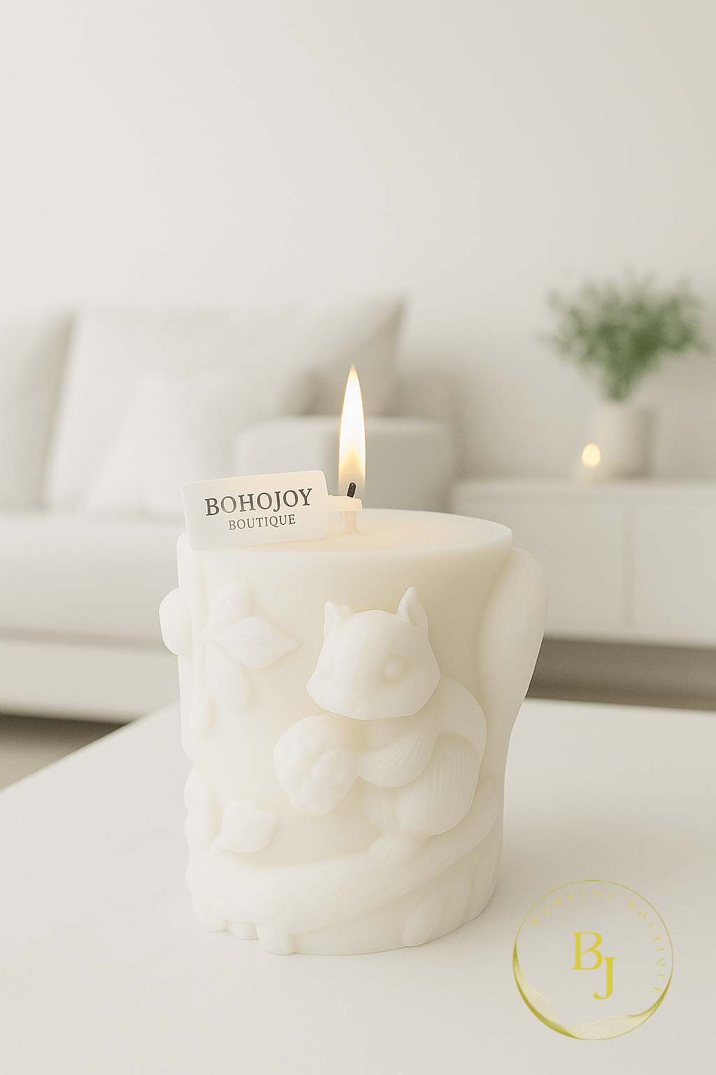 Bougie AUTUMNIA en cire de soja avec écureuil décoratif, allumée dans un intérieur moderne