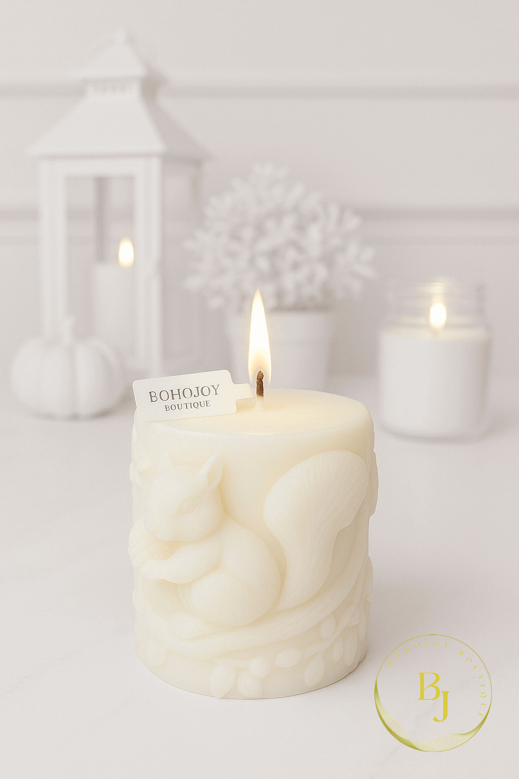 Bougie AUTUMNIA en cire de soja avec écureuil et fleurs, décoration chaleureuse pour intérieur.